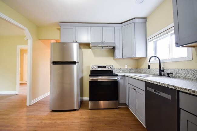 2BD/1BA House with Garage!! Washer/Dryer i... - 2BD/1BA House with Garage!! Washer/Dryer i...