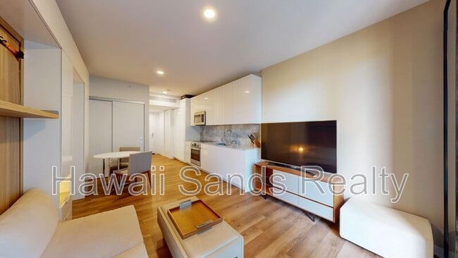 Photo - 987 Queen St