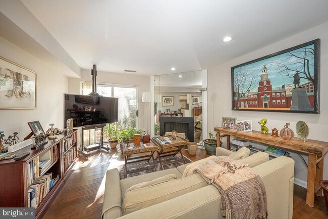Building Photo - 1710 Oakwood Terrace Unit 3-B