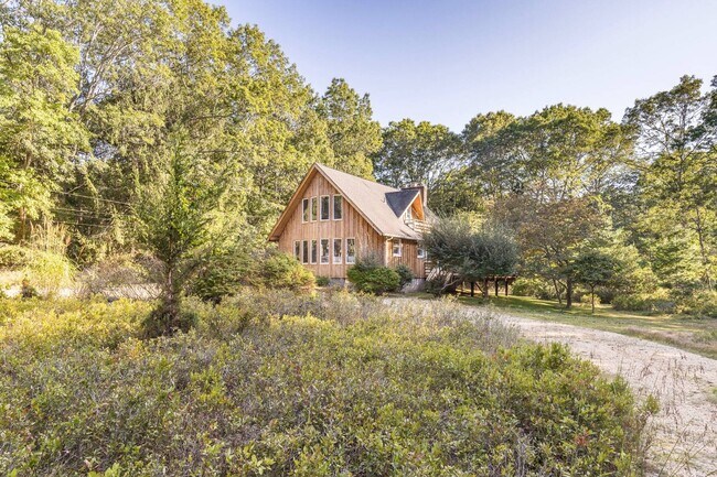 Building Photo - 83 3 Mile Harbor Dr