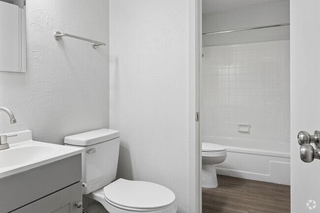 2BR, 1BA - 905SF - B1 - Bathroom
