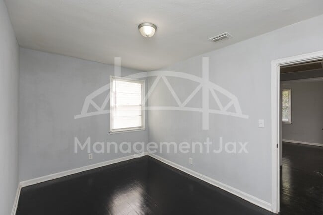 Photo - 2325 Westbrook Cir N