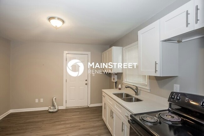 Photo - 3 Bedroom Pet-Friendly Home in Charlotte, NC with Main Street Renewal