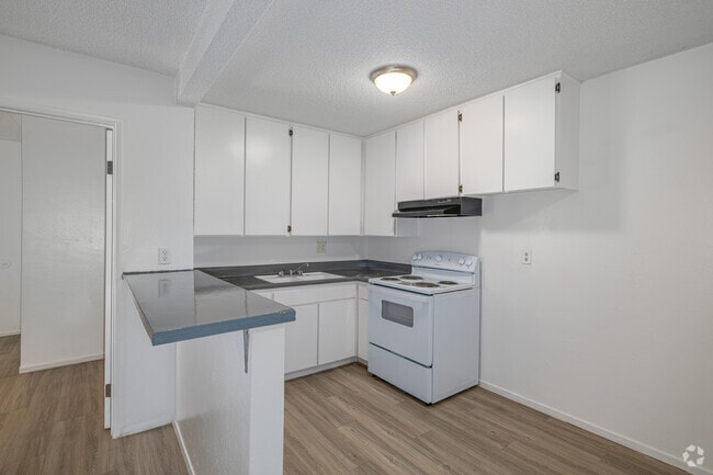 2BR, 2BA - 850SF - Kitchen