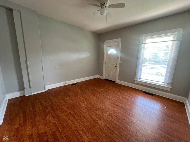 Photo - 2106 Singleton St
