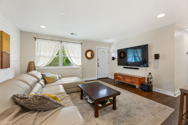 Photo - 551 Lyle Dr SE