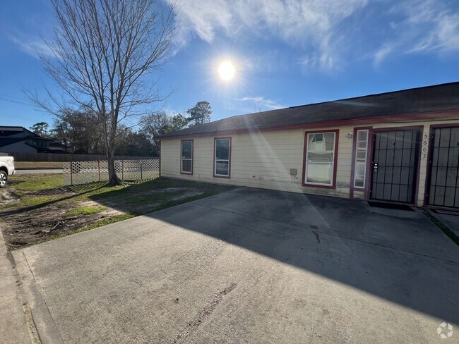 Building Photo - 3-Bedroom, 2-Bathroom Duplex in A Convenie... Rental