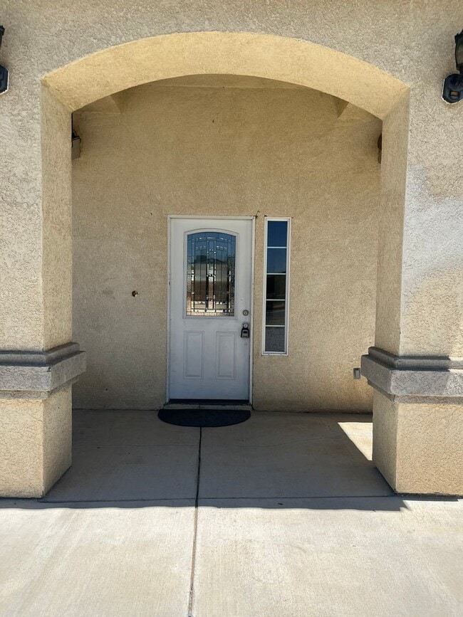 Photo - 4 bedrooms 2 bathroom home in Apple Valley!