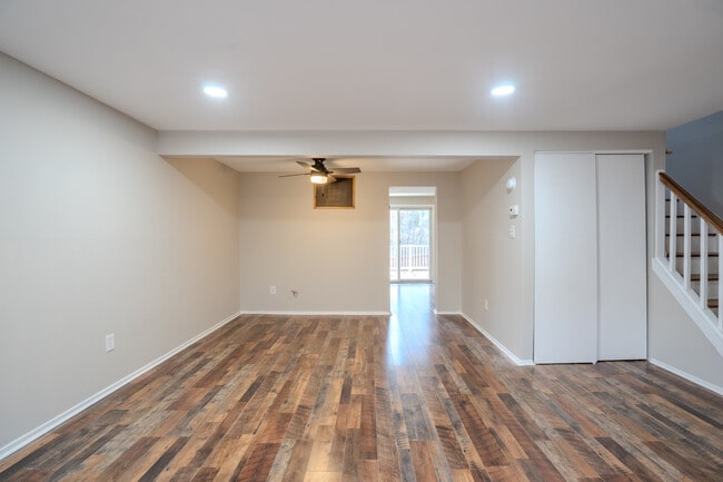 m - 8505 Castlemill Cir