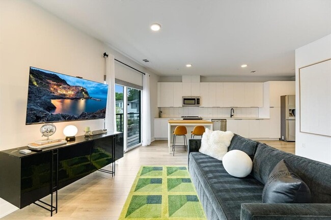 Building Photo - 2220 Webberville Rd Unit 308