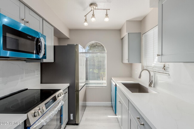 Building Photo - 10610 S 48th St Unit 2013