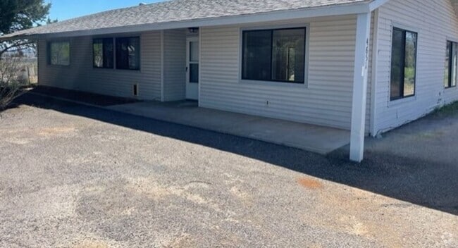 Building Photo - 3 Bed 2 Bath Contact Property Pros Realty ... Rental