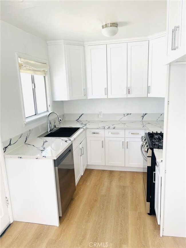 Building Photo - 5752 Vineland Ave Unit 5752 Rental