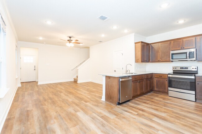 Photo - 13902 Enzo Gate