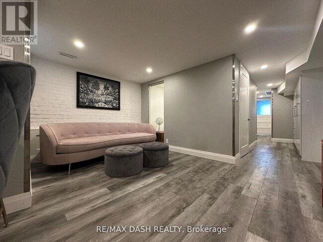 Photo - 725 Palmerston Ave