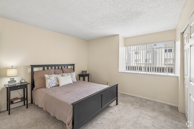 2BR, 2BA - 1,050SF - Primary Bedroom