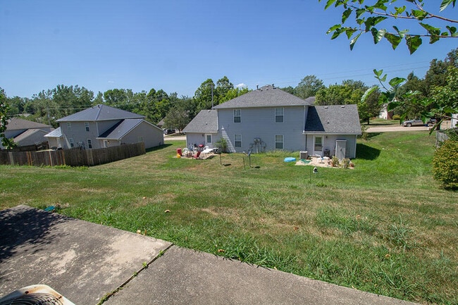 1413 N Frideriki Dr