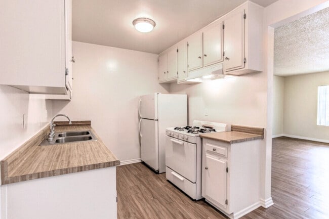 2 BR , 1 BA - Kitchen