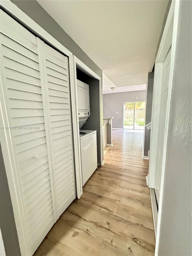 Photo - 687 SW 10th St