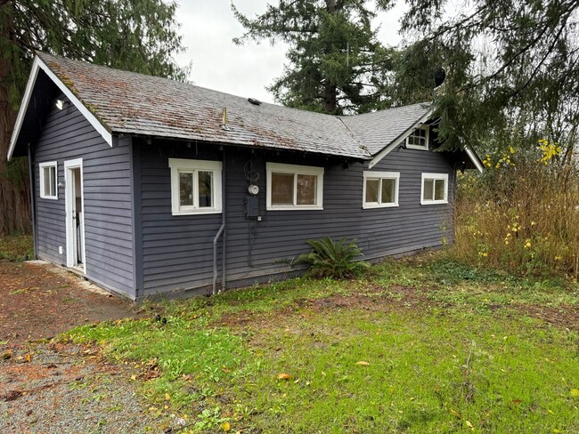 Small Sedro Woolley House With Huge Law - Small Sedro Woolley House With Huge Law