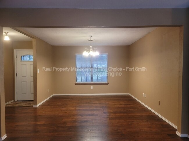 Photo - 306 Elfen Glen St