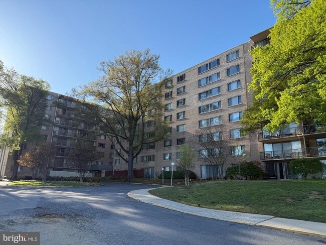 Building Photo - 4410 Oglethorpe St Unit 703 Rental