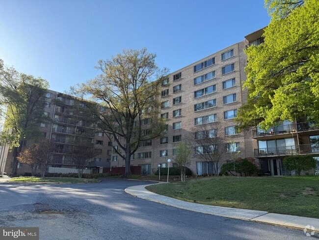 Building Photo - 4410 Oglethorpe St Unit 703 Rental