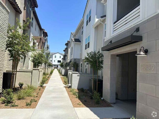 Building Photo - 4 bedroom home for leasing in Chino