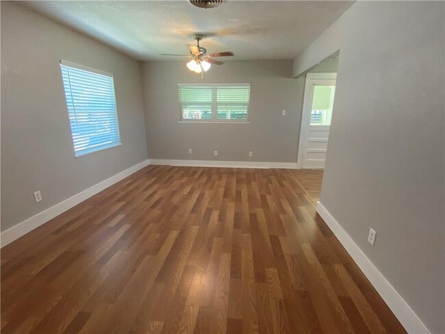 102 E Live Oak St