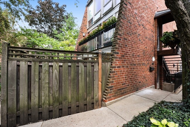 Building Photo - 2029 N Larrabee St Unit 1 Rental