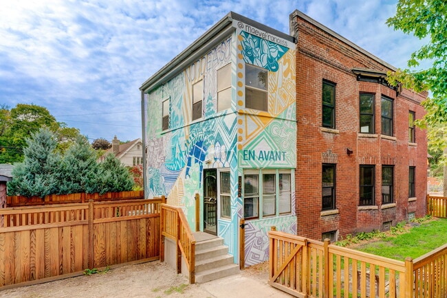 Mural realizado por un artista local de Minneapolis. - 1322 NE Lowry Ave Unidad 1