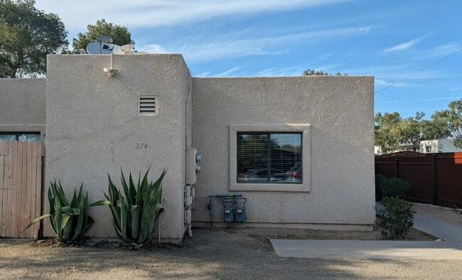 Building Photo - Spacious 2 Bedroom with Private Yard! Unit 1
