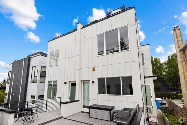 Building Photo - Bright & Charming 2bed/2bath Townhome in P...