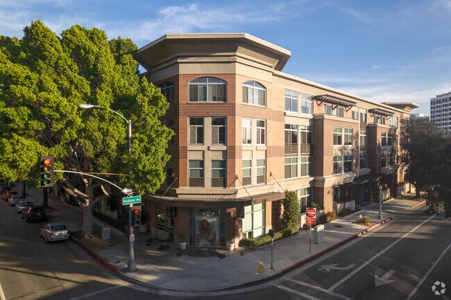 Primario - Prado on Lake Avenue