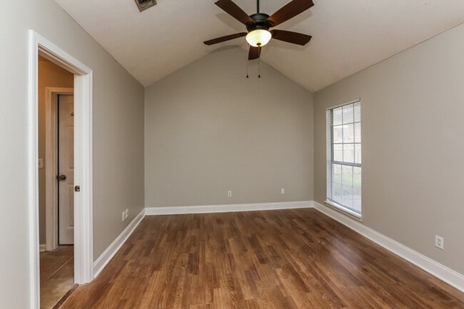 Photo - 2038 Red Oak Dr