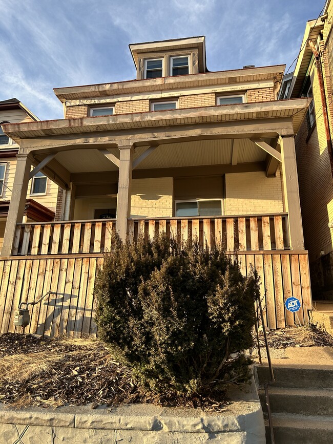 Front of the House - 319 Kingsboro St Casa