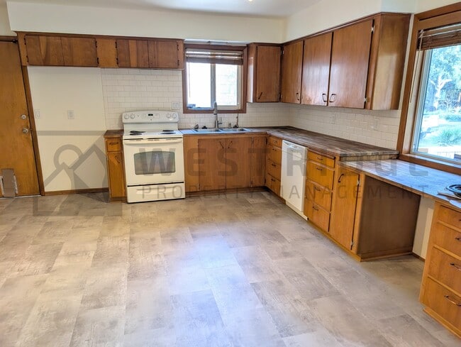 Photo - 9626 N Seneca St