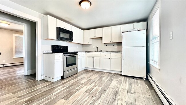 Building Photo - 164 Pleasant St Unit 3