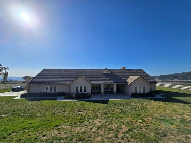 Building Photo - Private Country Living!!!