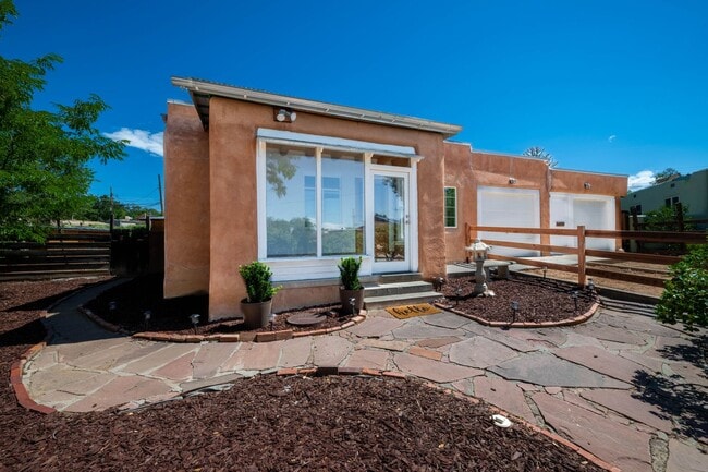 Building Photo - Charming Midtown Santa Fe Home