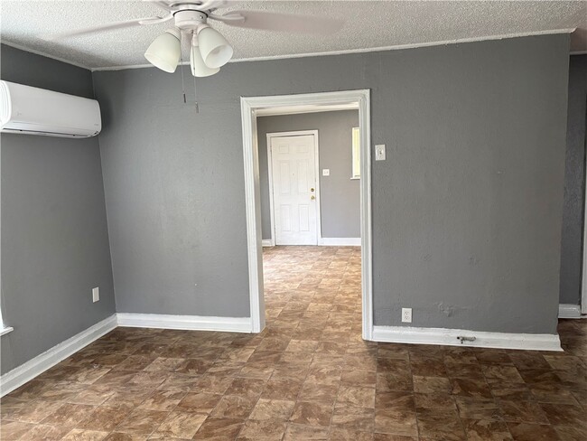 Photo - 701 W Lakeside Dr