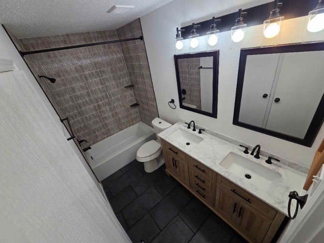 Photo - 1033 Lakeview Ct