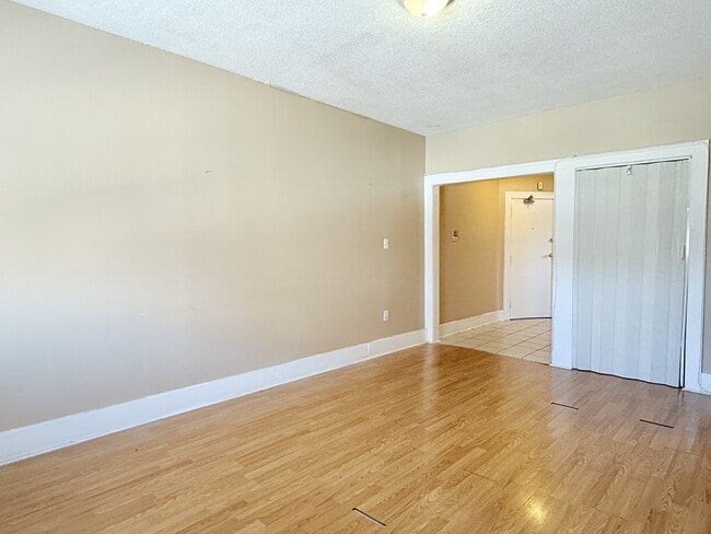 Photo - 1441 Wyandotte St E Unit 5