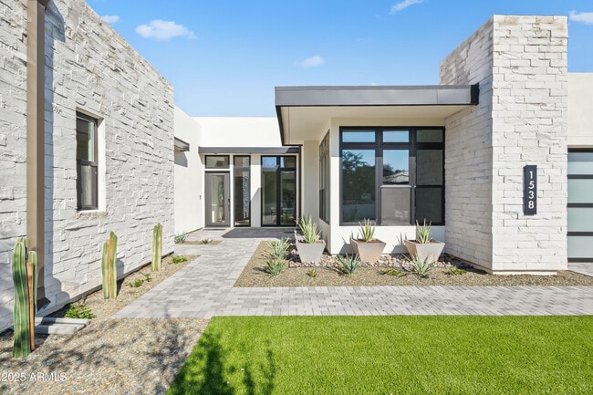 Building Photo - 1538 W Wagon Wheel Dr