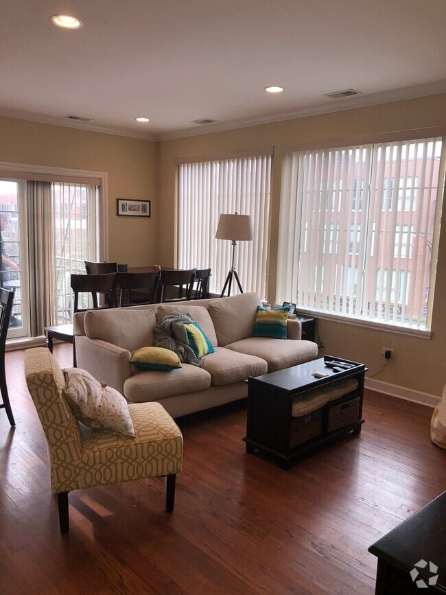 Building Photo - 1619 W Irving Park Rd Unit 3F Rental