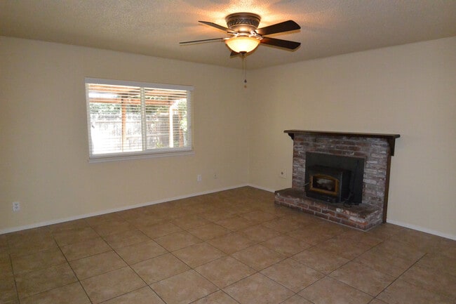 Photo - 3 Bedroom 2 Bathroom Home in SW Visalia close to shopping and restaurants!