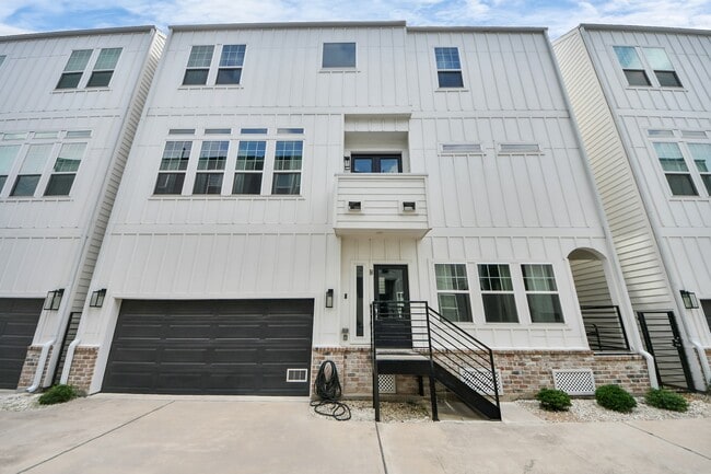 Photo - 1223 W 16th St Unit B
