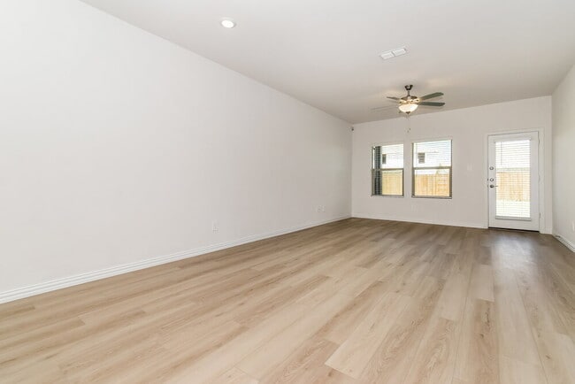 Photo - 837 Wisteria Ln