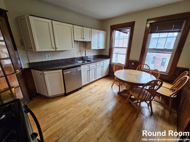 Building Photo - 82 Walnut St Unit 3