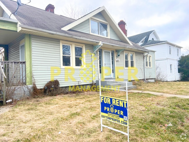 Building Photo - 4 bedrooms 2 bathrooms house with a lot of...